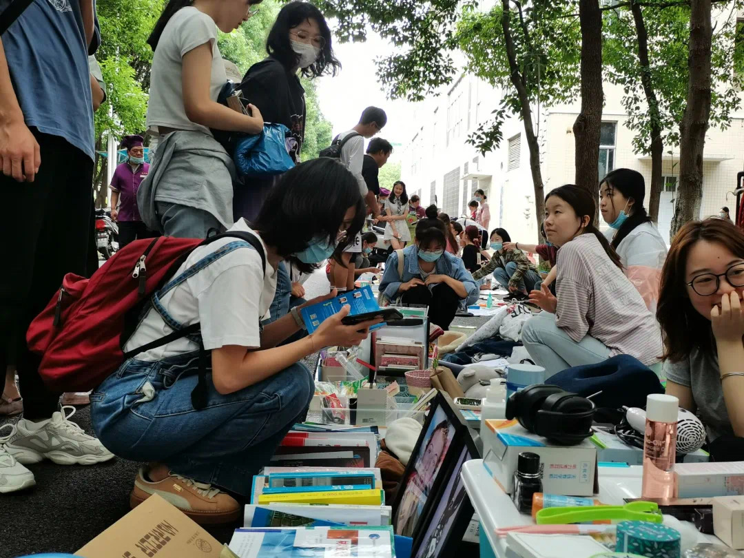 跳蚤市场现场氛围热烈