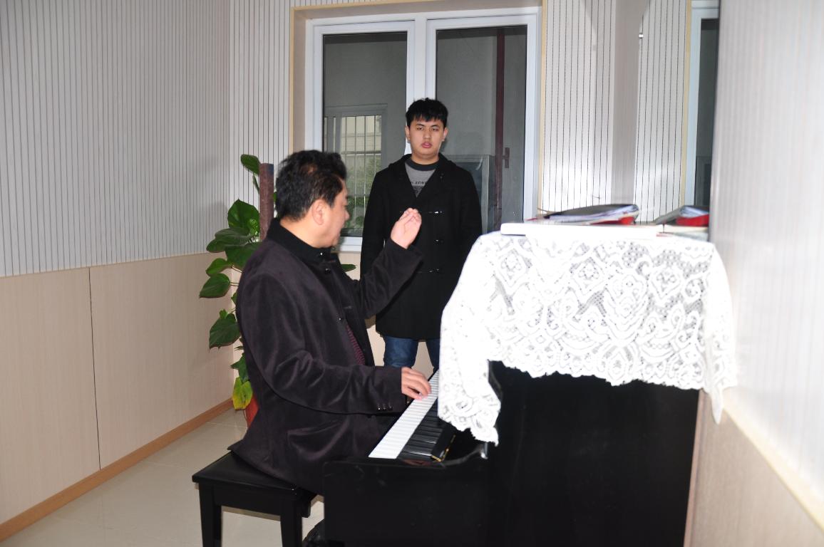 中央民族歌舞团歌队队长、国家一级演员蓝剑来我院指导学生演唱