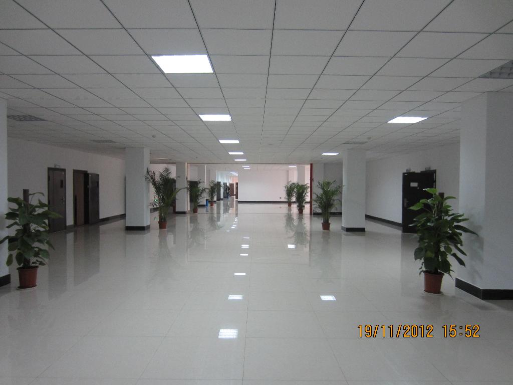宽敞明亮的教学楼大厅