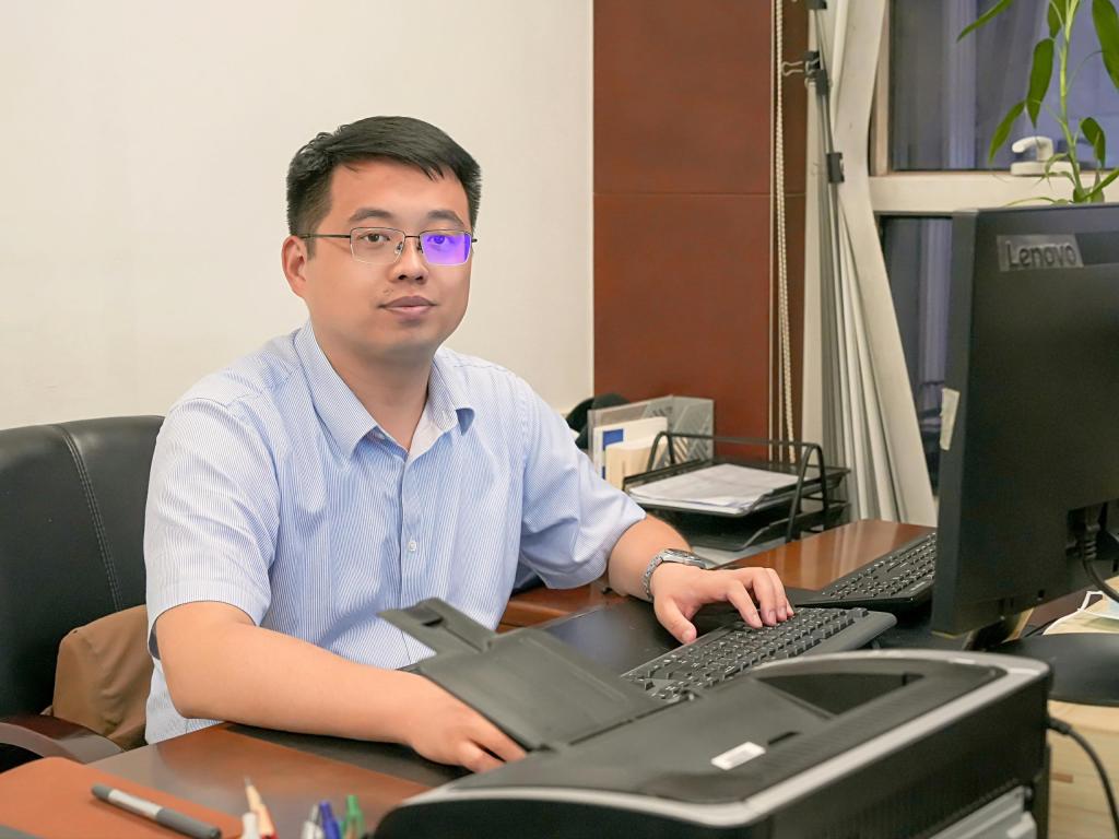 三全育人·微光丨第八届“三育人”标兵、党政办公室李云超老师：做好办公室“三服务”， 以有为青春书写新时代育人答卷