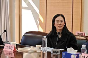 穿黑色衣服的人在桌子前 AI 生成的内容可能不正确。