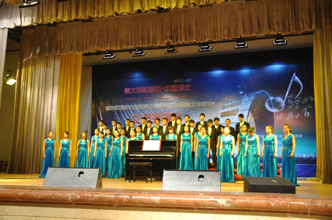 我校学生合唱团演出现场