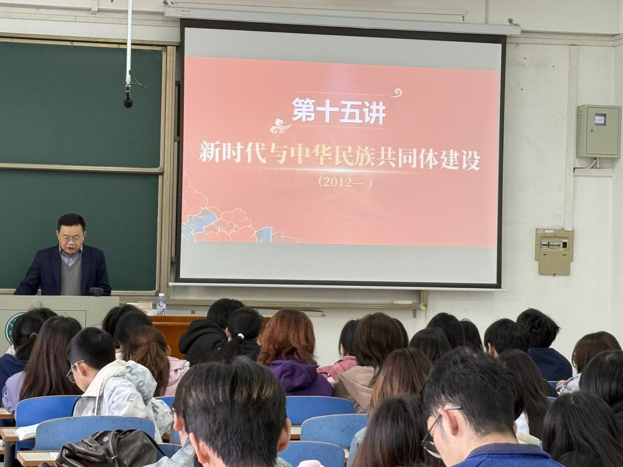 校党委副书记、纪委书记李俊杰走进课堂讲授《中华民族共同体概论》专题思政课