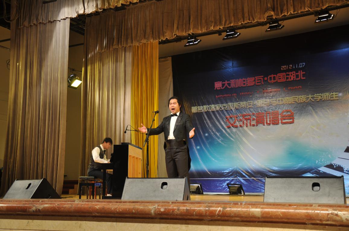 我院青年教师与意大利著名歌唱家克里斯蒂安.里奇交流演出