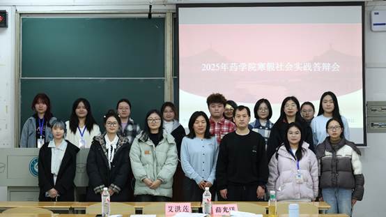 一群人站在一起AI 生成的内容可能不正确。