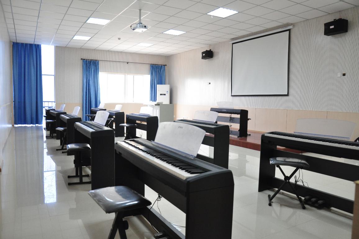 学院电子钢琴教室